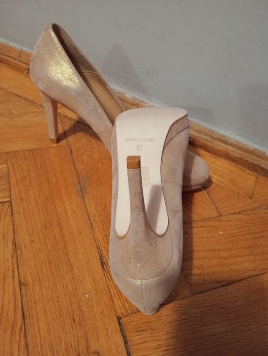 Pantofi,noi,cu mici zgârieturi,