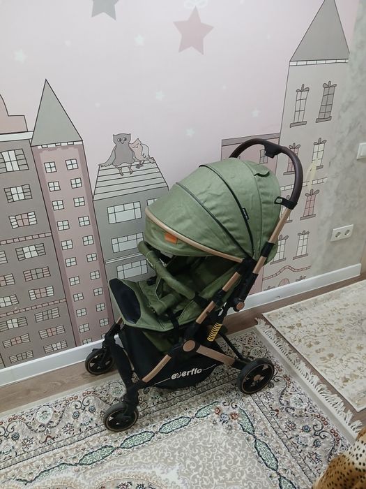 Детская коляска зелёного цвета