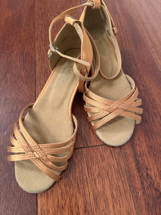 Платье и туфли для танцев