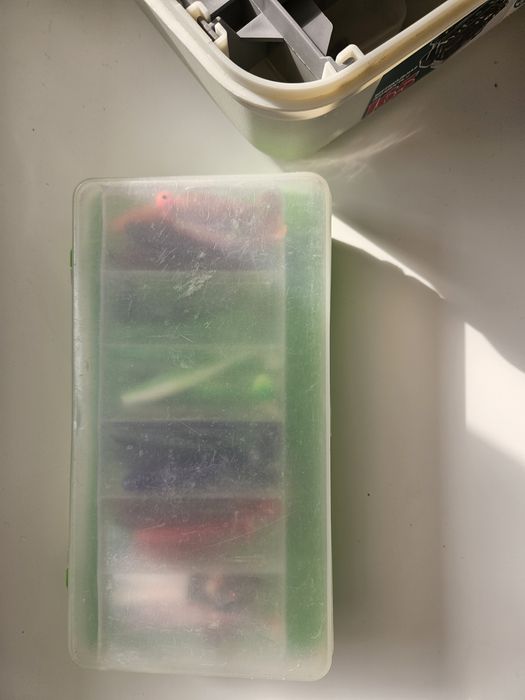 Рыболовный контейнер со всеми приманками