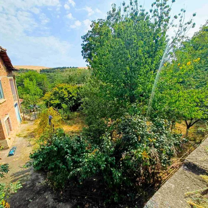 Продавам първия етаж от къща в с. Бръшляница | 80 кв.м + двор 1710 кв.м | 24 км от Плевен | 11 990 €