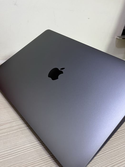 Макбук эир 2020 8/16 гб 97%