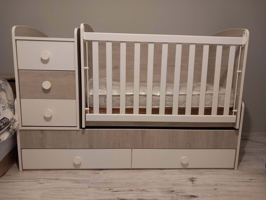 Бебешка кошара трансформираща се в бюро