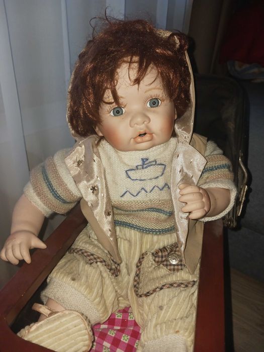 Антикварна кукла със количка