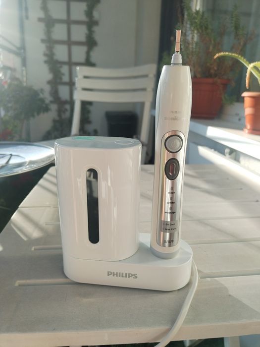 Philips Sonicare UV Sanitizer четка и стерилизатор за глави за четка и зарядно