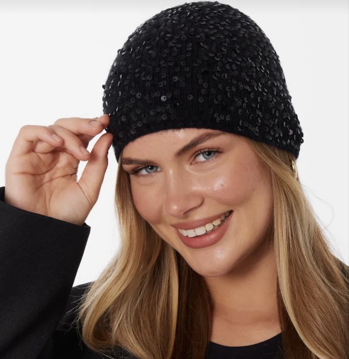 Шапка с пайетками черная