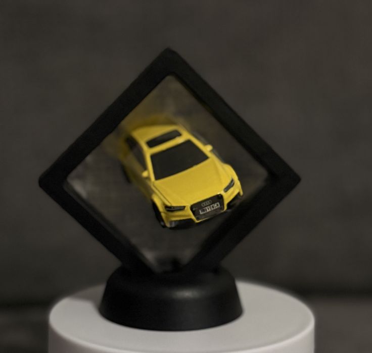 Cadru 3D cu macheta auto in centru