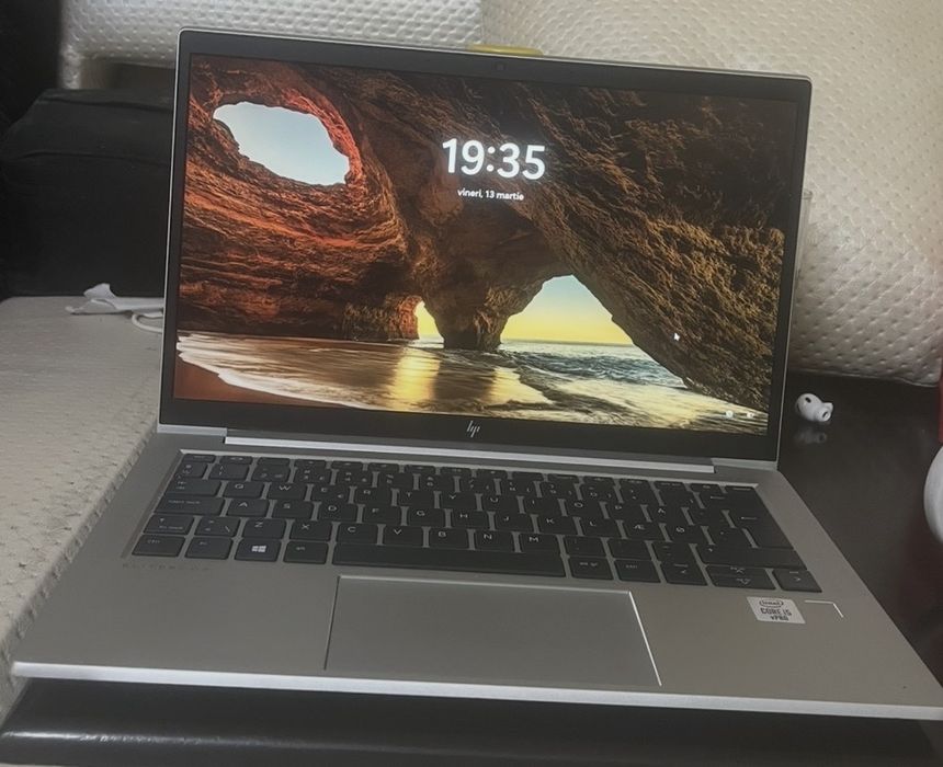 Lap top hp 830 g7