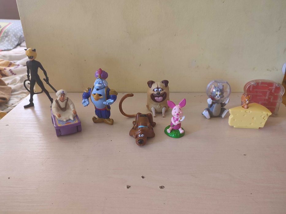 Различни фигури, играчки