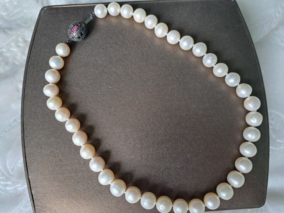 Колие от естествени перли и закачалка със скъпоценни камъни