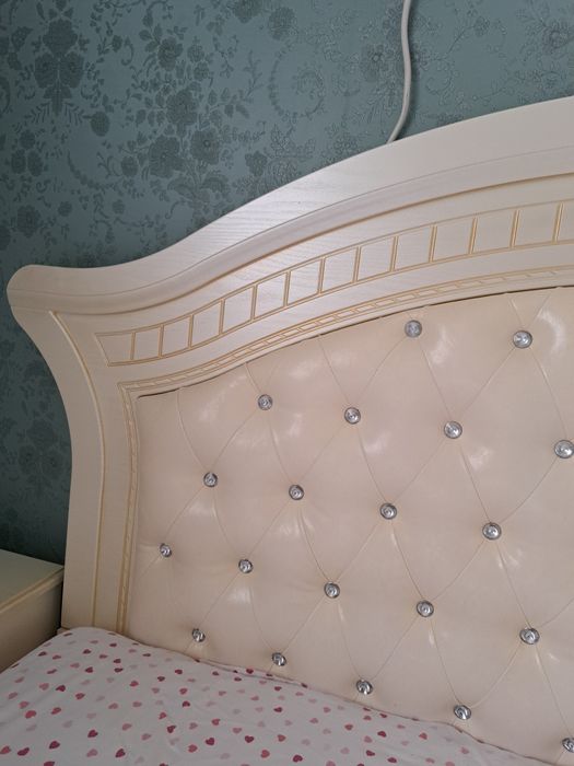 Двуспальная кровать