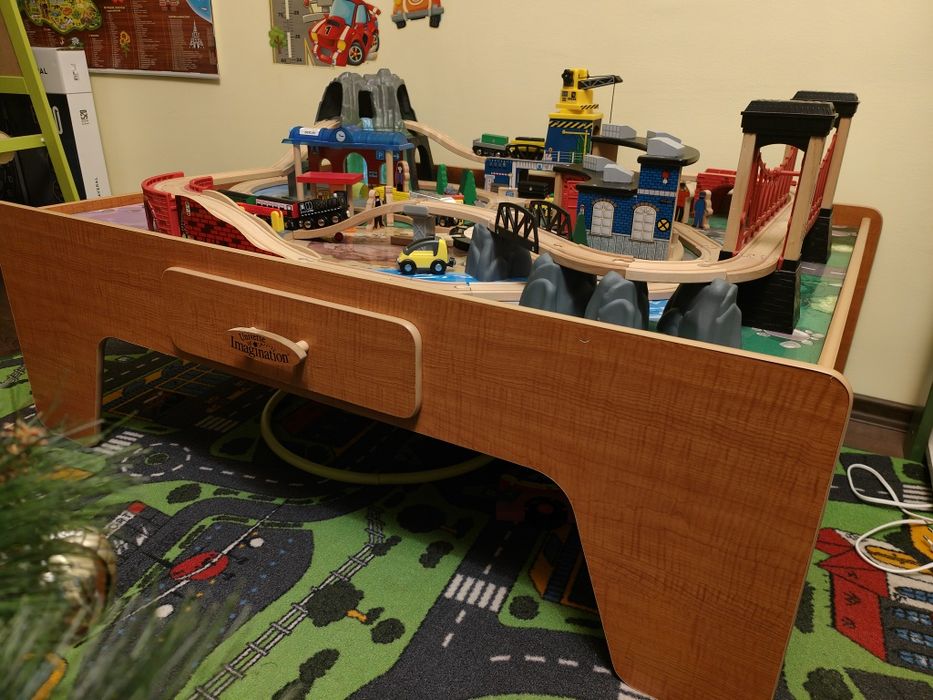 Дървен влак - писта в комплект с маса