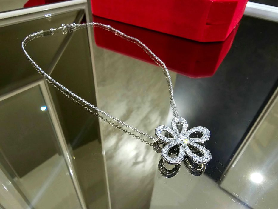Van Cleef & Arpels VCA Silver Flowerlace Diamond Clover Дамско Колие