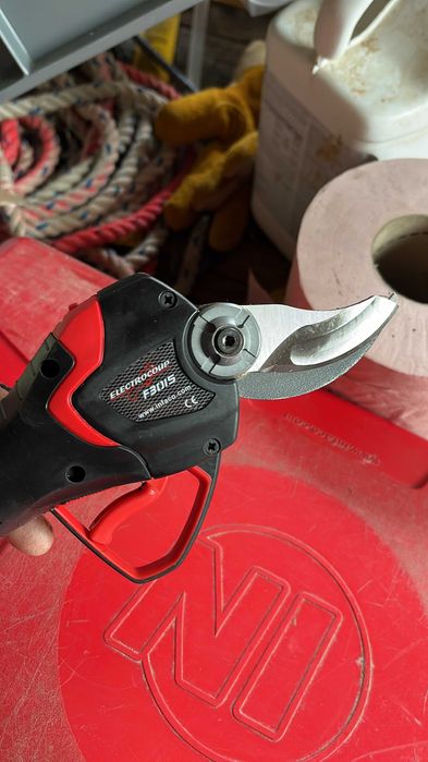 Foarfeca electrica INFACO F3015, pentru vie sau pomi fructiferi