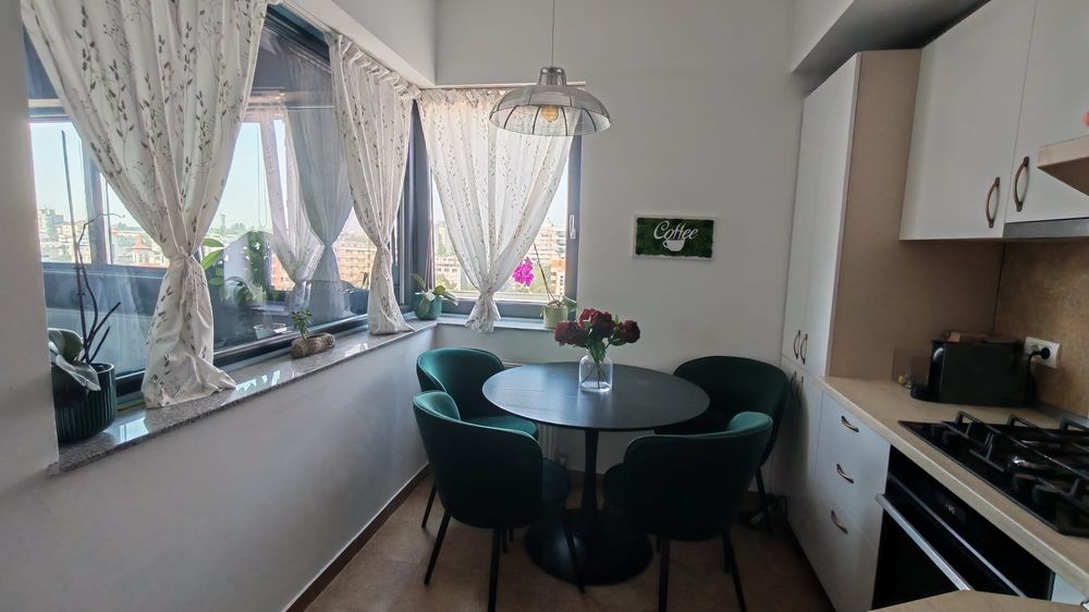 Inchiriez apartament cu 2 camere.