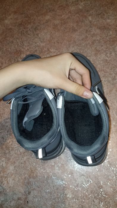 Продам зимние кроссовки 39 размера