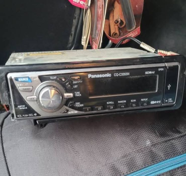 Vand doua cd playere auto .