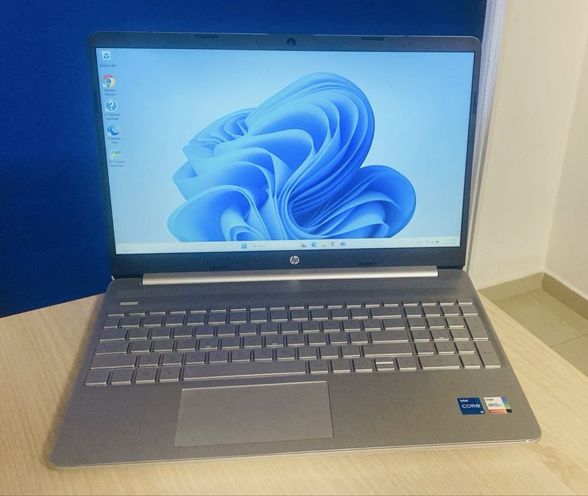 Laptop HP 15s-fq5051nq Intel Core i5 - 1235U - 1,3 GHz RAM 8Gb, SSD512