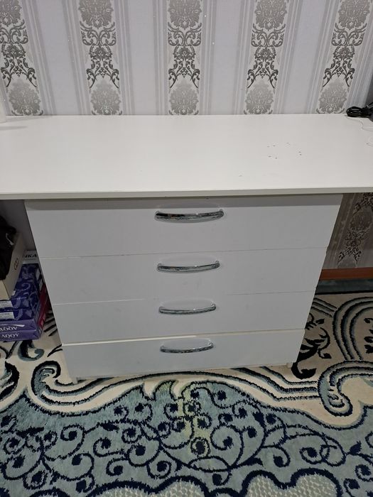 Стол письменный.