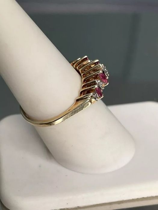 Златен пръстен с диаманти и рубини