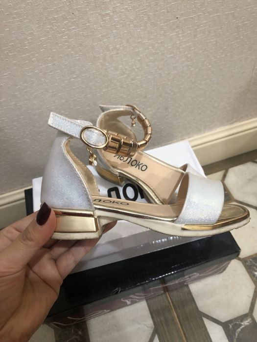 Продам сандалики для девочки! Без торга!