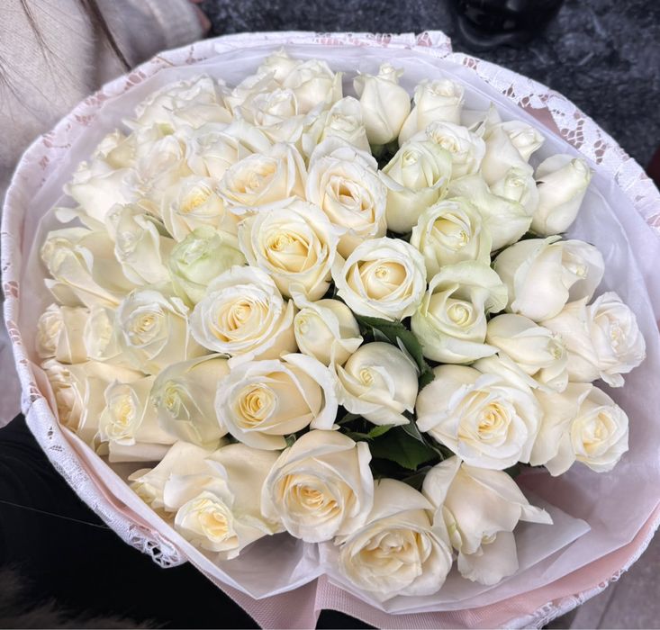 Продам Белые розы 51шт свежие