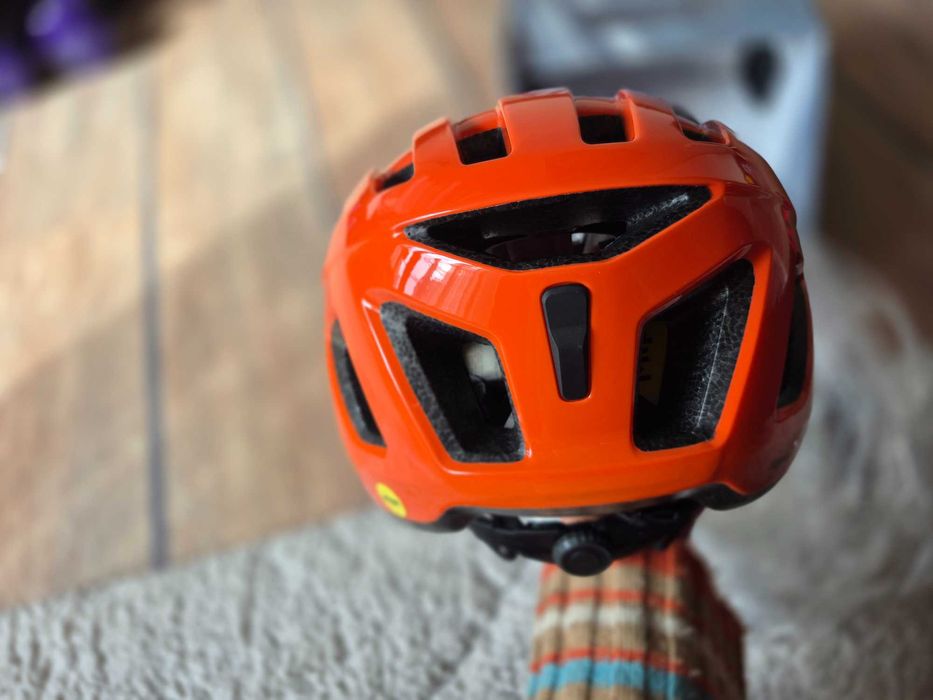 продавам нови каски  с MIP система Specialized Oakley Smith