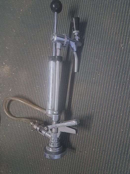 Dozator manual bere vin palincă
