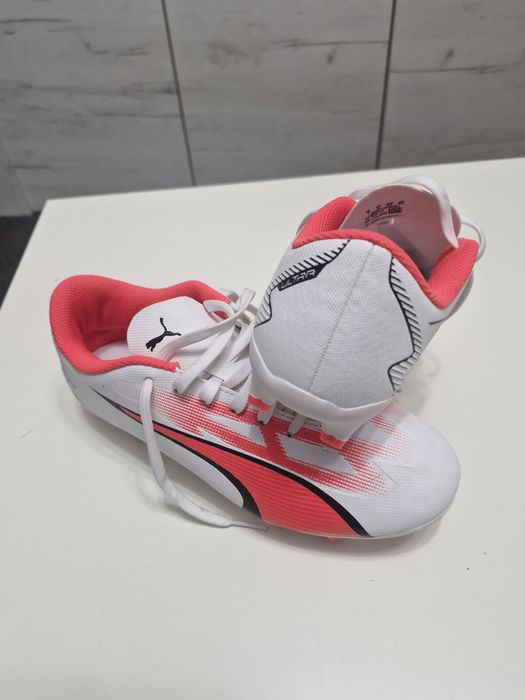 Ghete fotbal noi.Puma.Marimea 37.