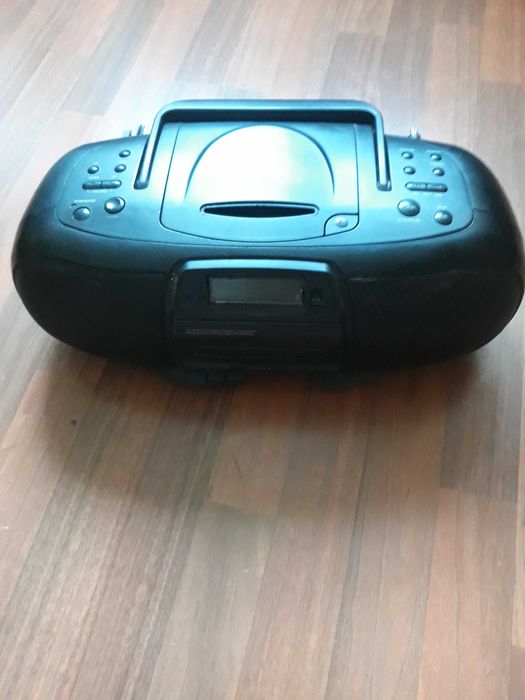 Vând radio CD cu casetă, pentru piese