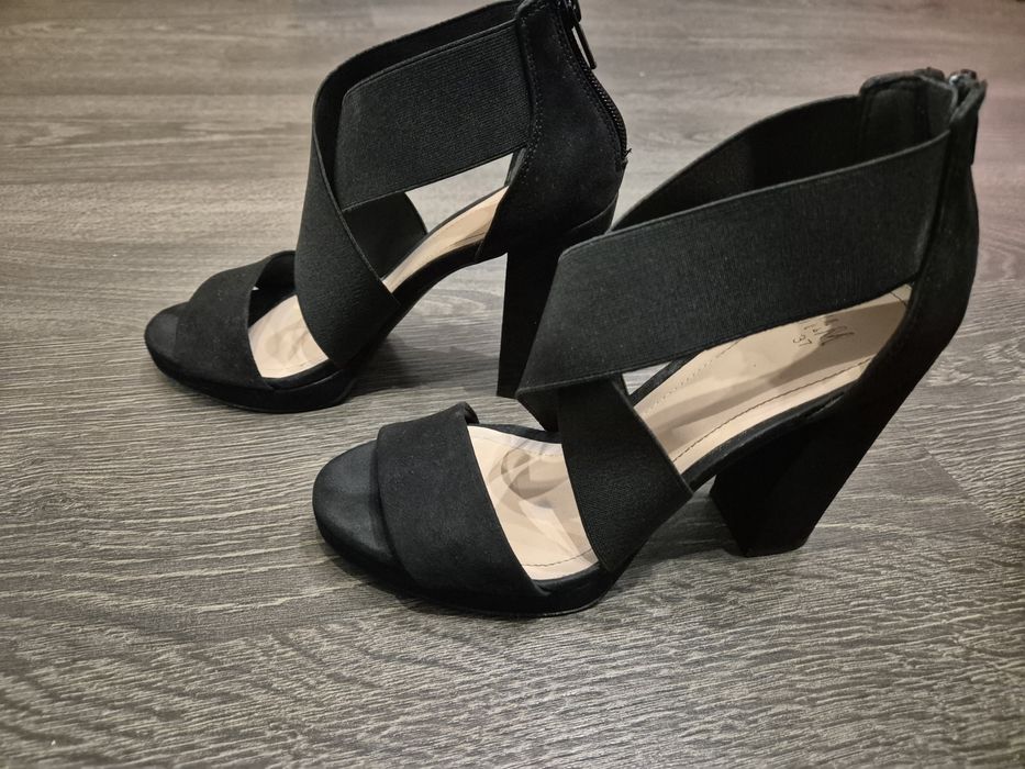 Обувки на висок ток HM