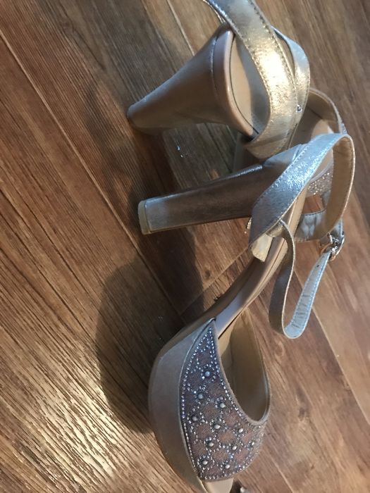 Продам босоножки