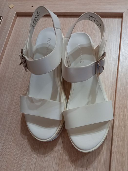 Кожаные новые сандали