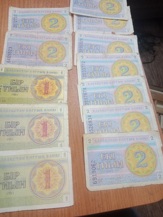 Старинные деньги, значки