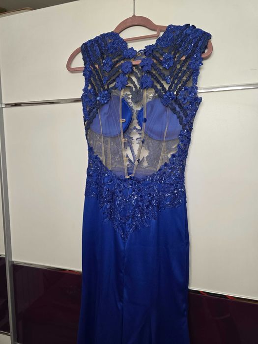 Рокля за абитуринтски бал