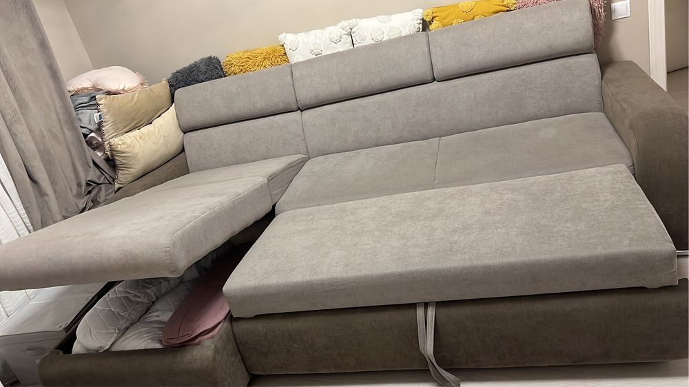 Vând colțar extensibil, foarte masiv, cu lada de depozitare