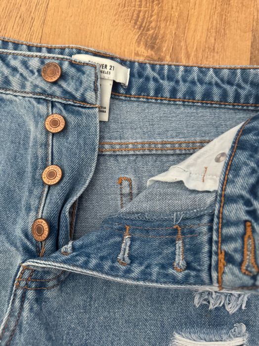 Pantaloni scurți denim și bluză umeri goi in