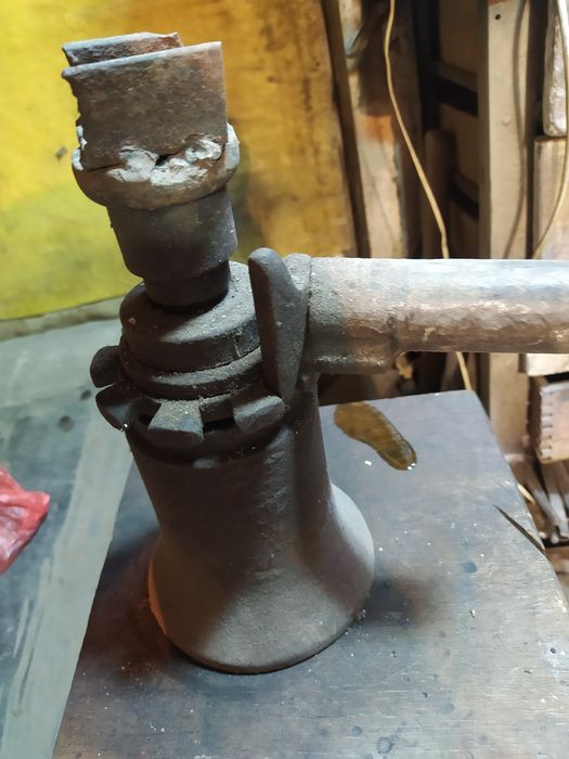 Продам домкраты.