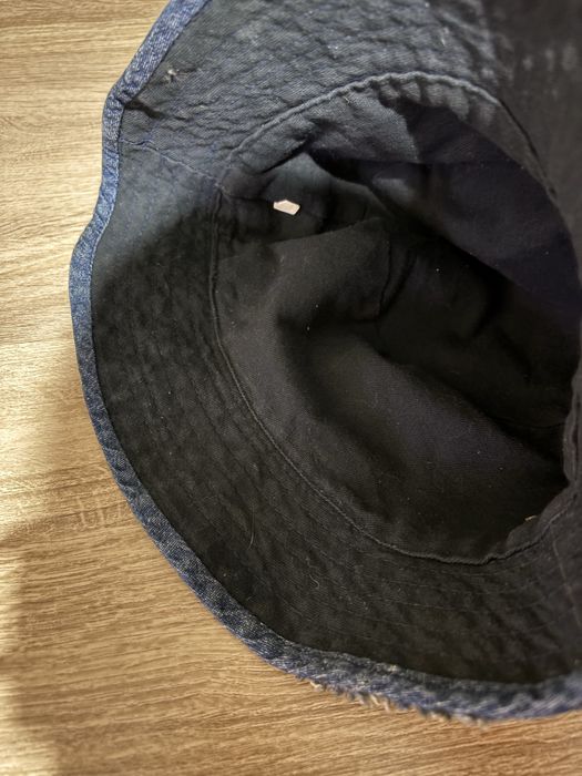 Денимова шапка тип ‘bucket hat’ с винтидж визия