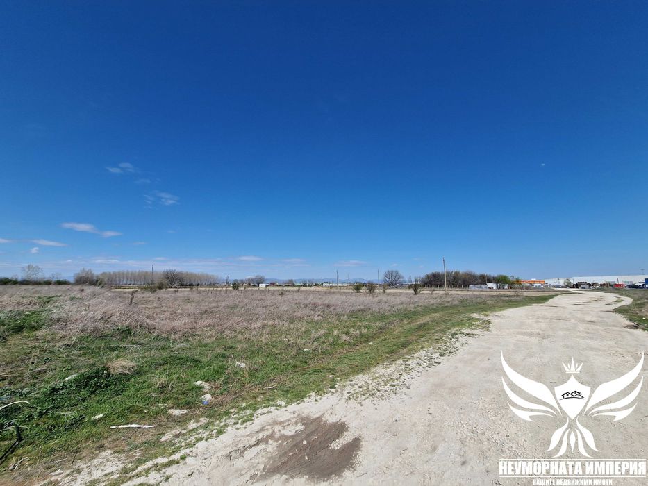 Продавам земя 4900кв.м. на втора линия към с.Стряма