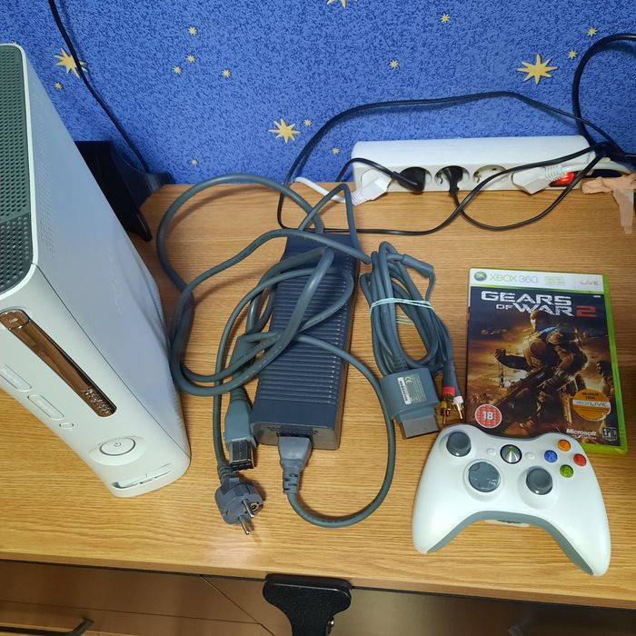 Xbox cu 2 manete, cabluri și un joc