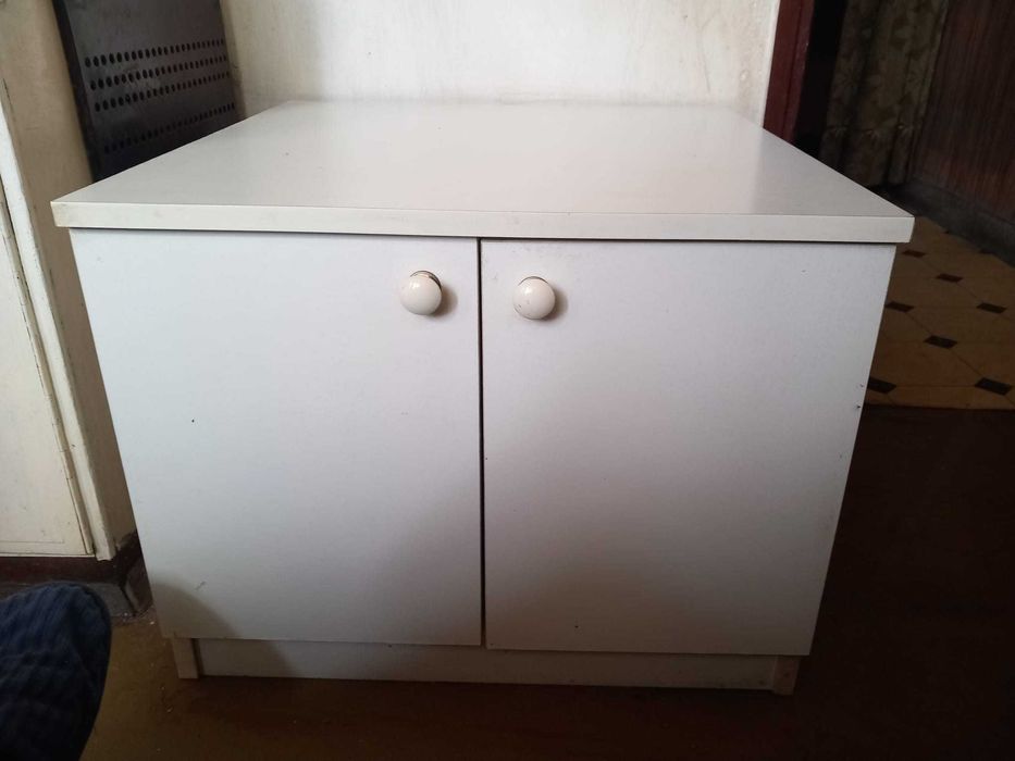 Шкафче бяло за фурна