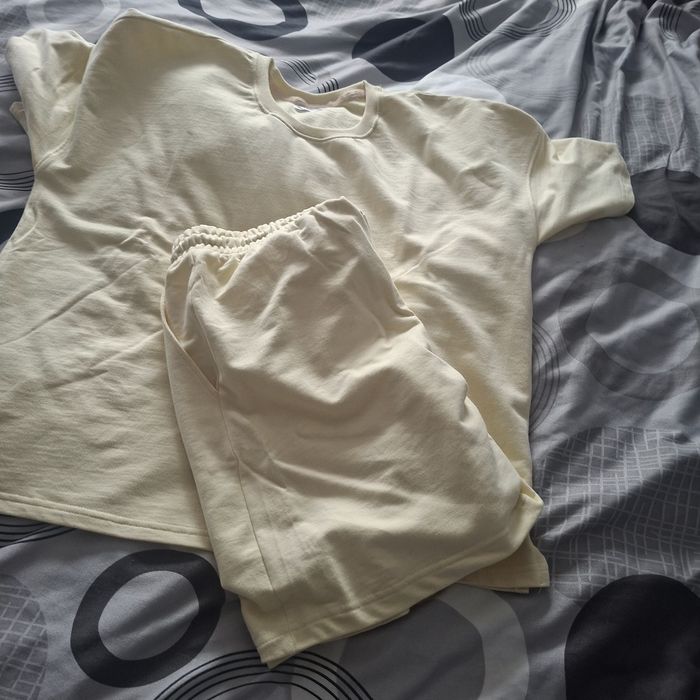 Tricou plus pantaloni scurți noi predare doar în târgu Neamț