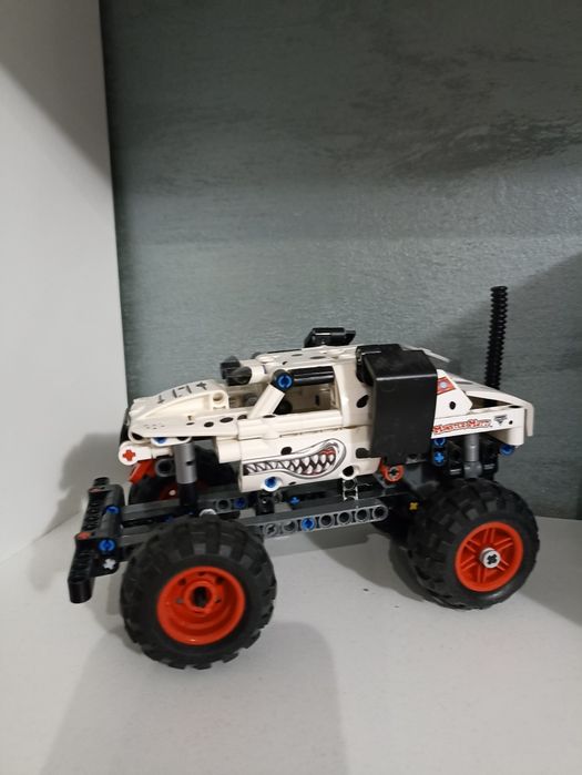 LEGO® Technic - Dalmatian Monster Jam