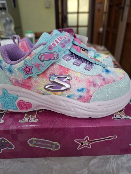 Маратонки Adidas, Skechers