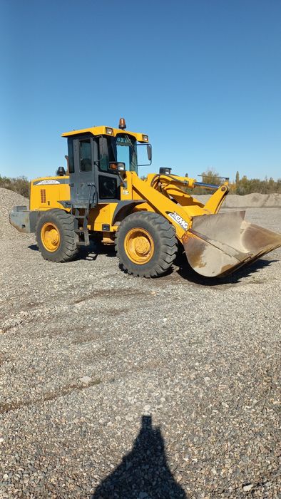 Спецтехника погрузчик.