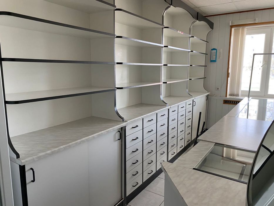 Мебель в аптеку витринная