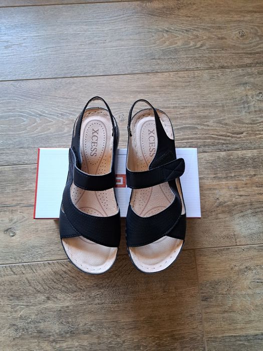 Черни сандали само пробва ни