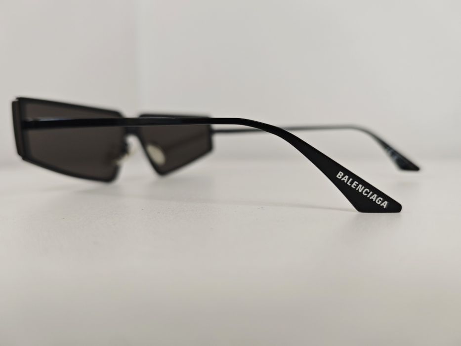 Слънчеви очила Balenciaga в черно
в черно