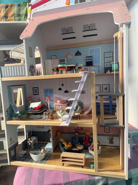 Дървена къща с мебели и човечета